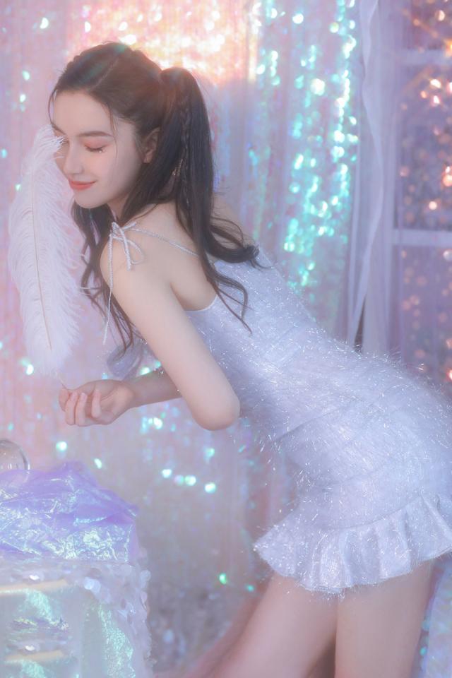 双眼皮美女俏皮双马尾写真,笑容甜美,尽显青春魅力