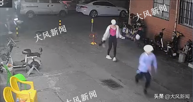 女子当街被小男孩袭胸,知情者称其低头刷手机提水壶准备去广场锻炼,警方调取监控展开调查