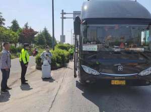 上冈汽车站(假期第一天，江苏盐城交警上演现实版“保持通话”)