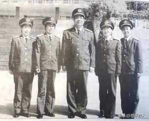 海岛肆虐美女侠(五个十七八岁的少女从军队卫校毕业分到大钦岛，竟都在岛上成了家)