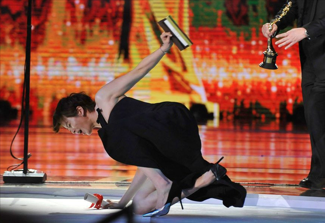 一摔堪比十年苦功!女明星们的“红毯摔跤秀”到底是真是假?