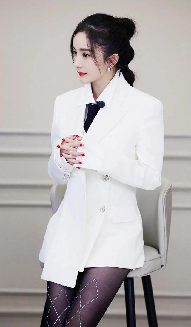 杨幂身材丰满的恰到好处，果然是当之无愧的性感女星