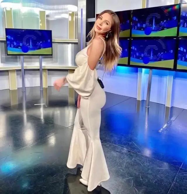 阿根廷美女主播，颜值高身材好，穿镂空装主持节目，使收视率暴涨