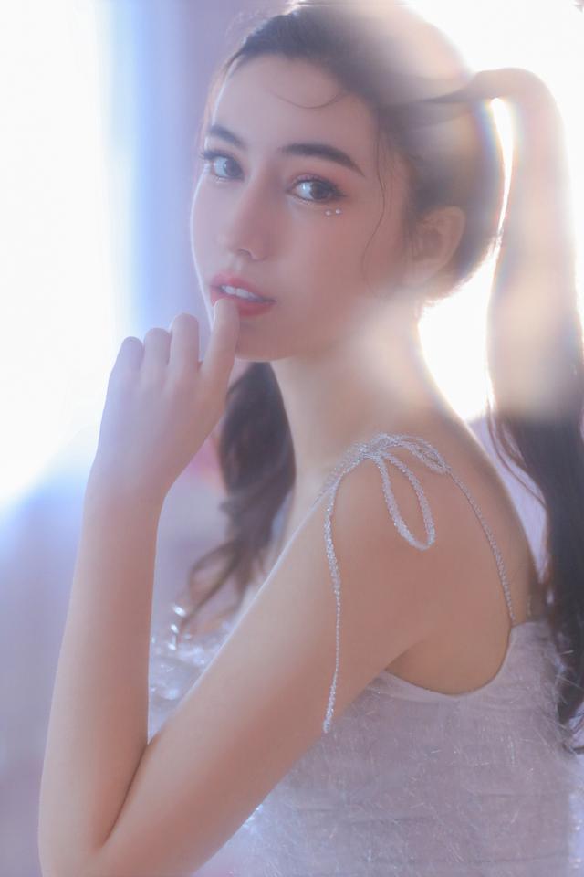 双眼皮美女俏皮双马尾写真,笑容甜美,尽显青春魅力