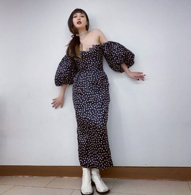 “小野马”泫雅晒性感照,抹胸裙露迷人曲线,网友:衣服要掉了