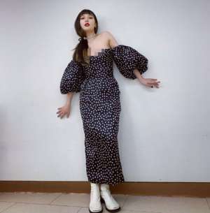 性感抹胸美女图片(“小野马”泫雅晒性感照，抹胸裙露迷人曲线，网友：衣服要掉了)