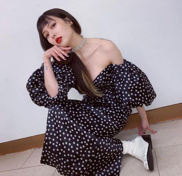 “小野马”泫雅晒性感照,抹胸裙露迷人曲线,网友:衣服要掉了