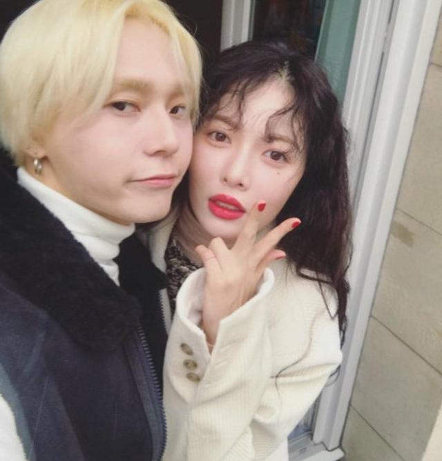 “小野马”泫雅晒性感照,抹胸裙露迷人曲线,网友:衣服要掉了