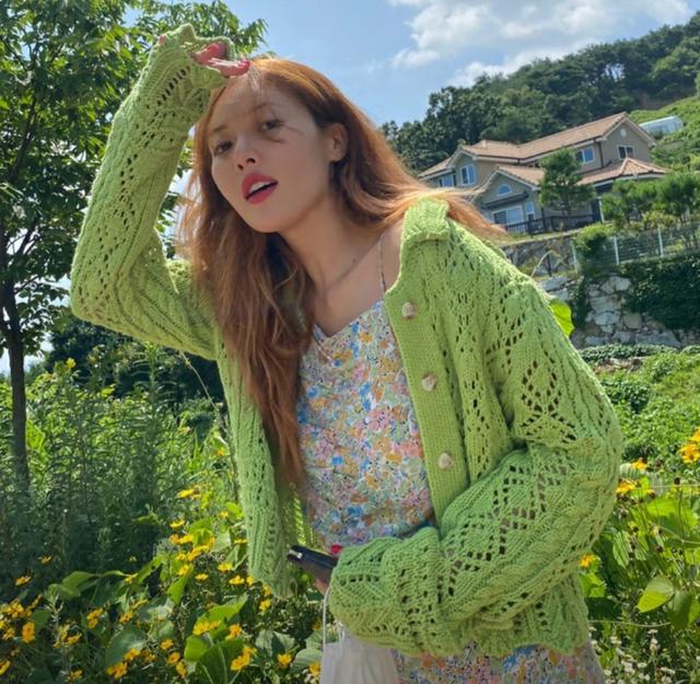 “小野马”泫雅晒性感照,抹胸裙露迷人曲线,网友:衣服要掉了