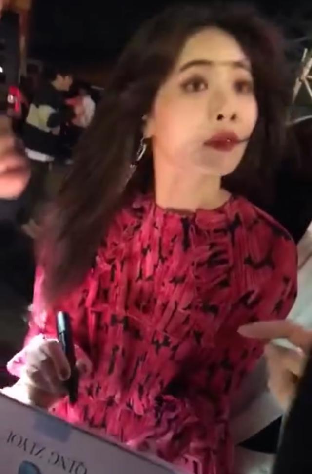 “小野马”泫雅晒性感照,抹胸裙露迷人曲线,网友:衣服要掉了