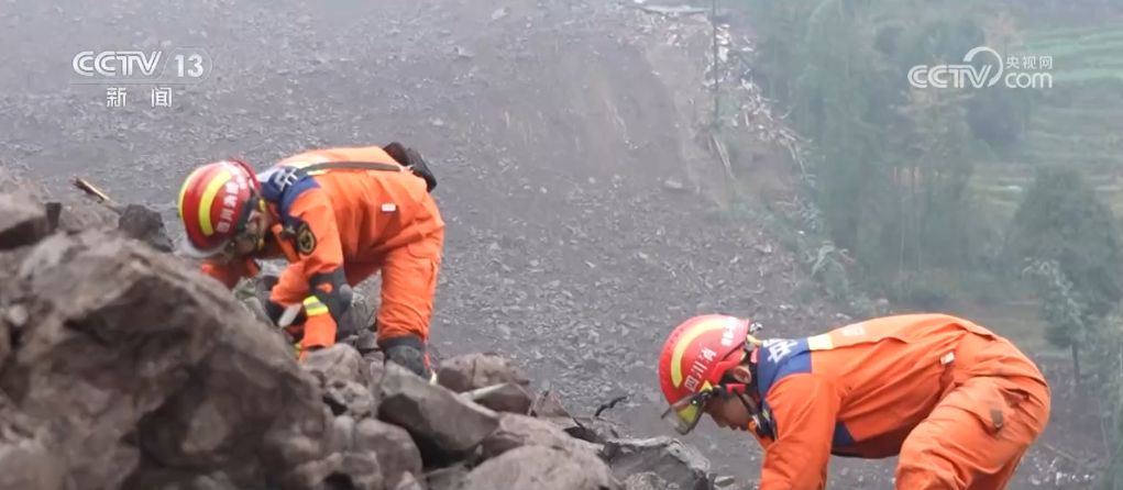 在救援一线，这抹“橙色”身影向险而行