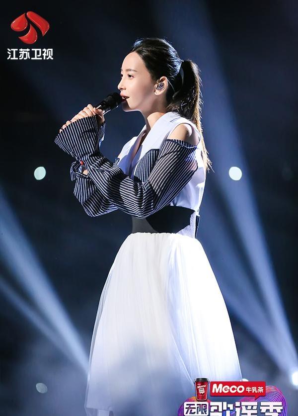 于文文演唱会紧身裤“私处轮廓明显”?引起网友热议,着装艺术?