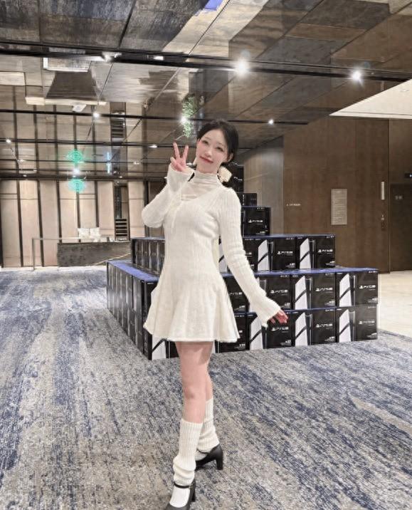 《剑星》美女员工晒公司年终奖:PS5 Pro堆成山