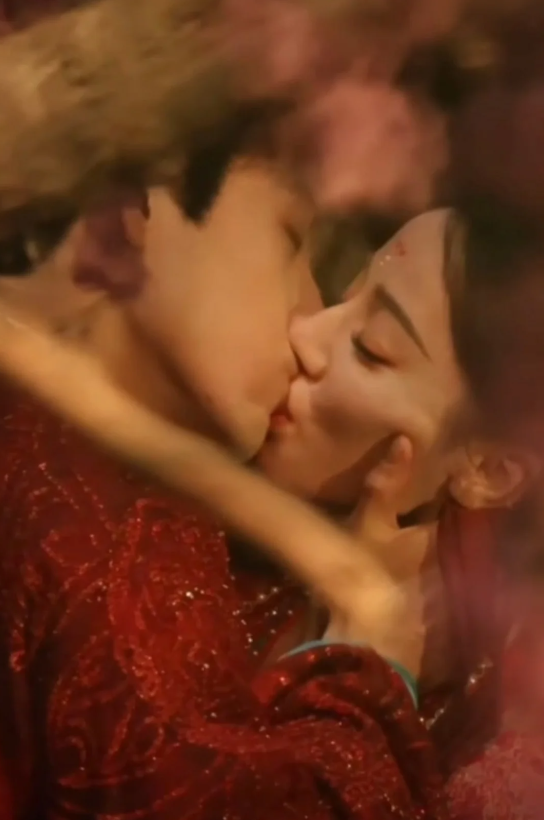 迪丽热巴激情吻戏,对象是京圈太子陈飞宇,尺度太大引发热议!
