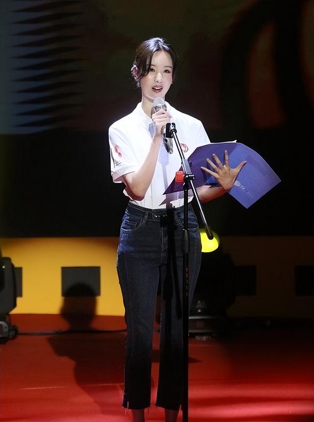 于文文演唱会紧身裤“私处轮廓明显”?引起网友热议,着装艺术?