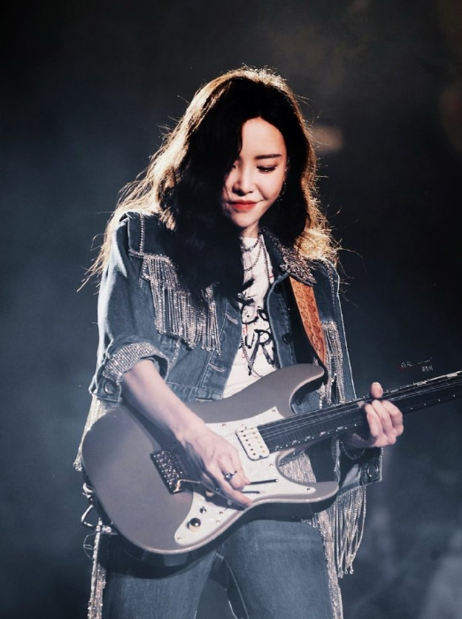 于文文演唱会紧身裤“私处轮廓明显”?引起网友热议,着装艺术?