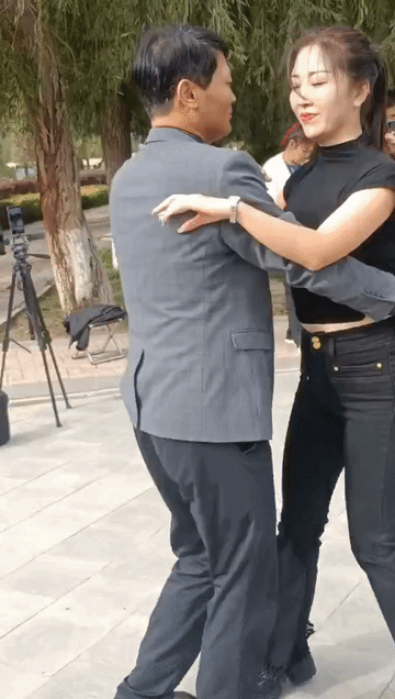 这通宵没白开啊,我能看美女打游戏一晚上