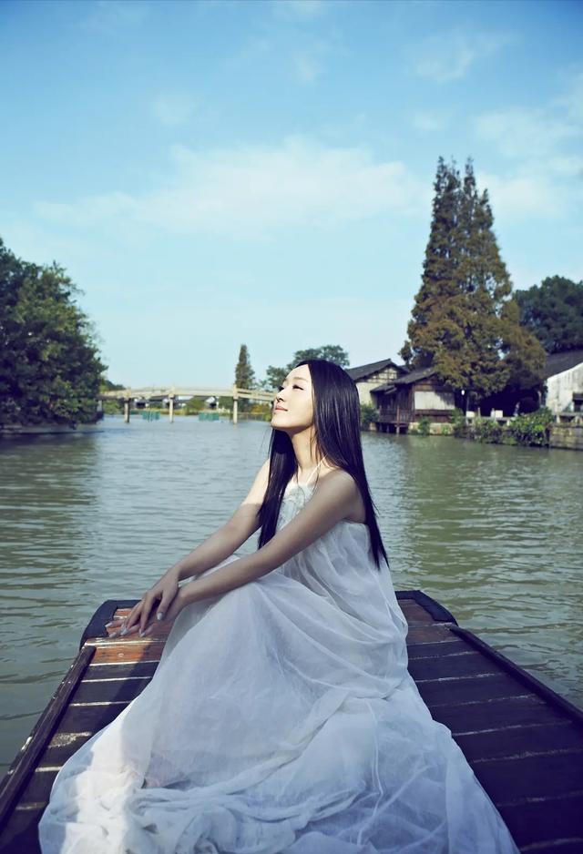 杨钰莹真是不老女神,一袭黄色亮片裙轻盈似少女,大卷发妩媚迷人