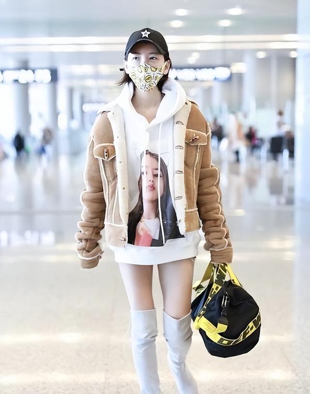 于文文演唱会紧身裤“私处轮廓明显”?引起网友热议,着装艺术?