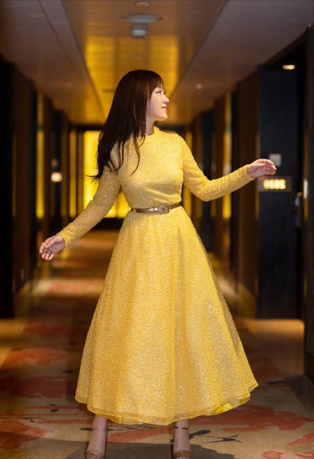 杨钰莹真是不老女神,一袭黄色亮片裙轻盈似少女,大卷发妩媚迷人