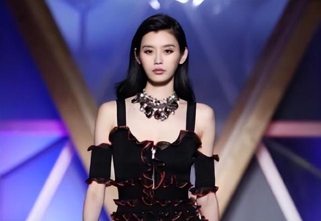 于文文演唱会紧身裤“私处轮廓明显”?引起网友热议,着装艺术?