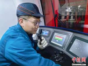 （新春走基层）浙江春运坚守者群像：把故乡装进“飞驰人生”