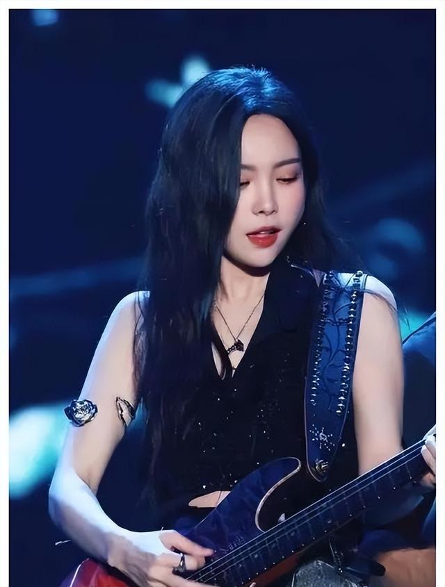 于文文演唱会紧身裤“私处轮廓明显”?引起网友热议,着装艺术?