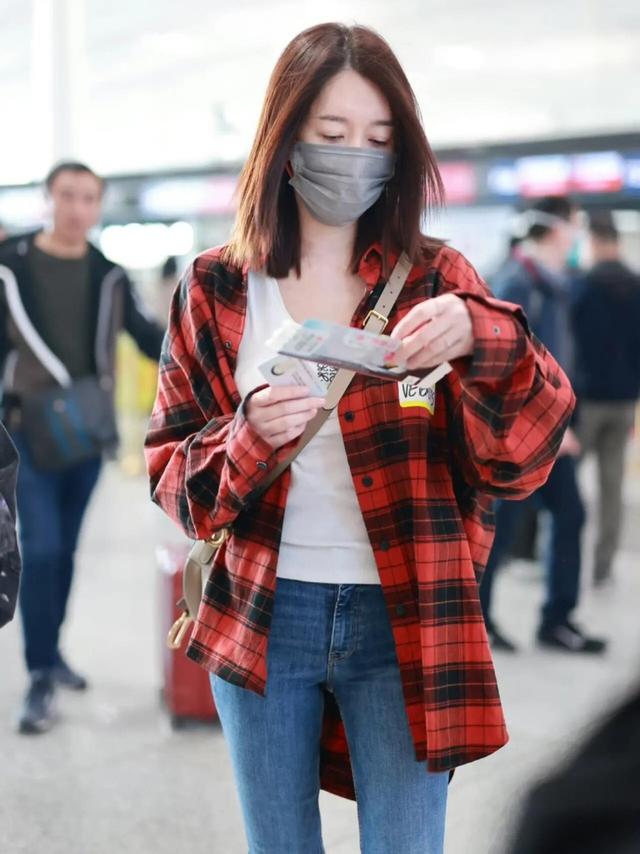 李小冉换了微卷短发减龄10岁,穿红卫衣+短裤+长筒靴,美出高度