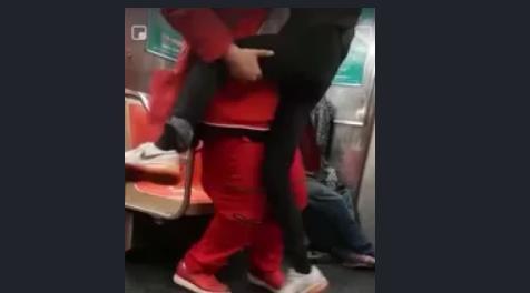 美国地铁现绑人事件!红衣男抱起熟睡美女就跑,事后被路人暴揍