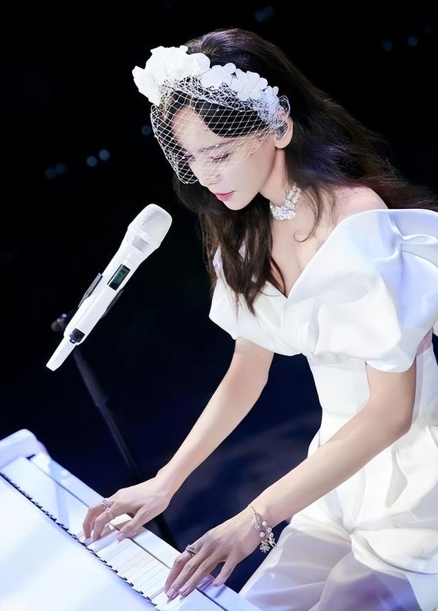 于文文演唱会紧身裤“私处轮廓明显”?引起网友热议,着装艺术?