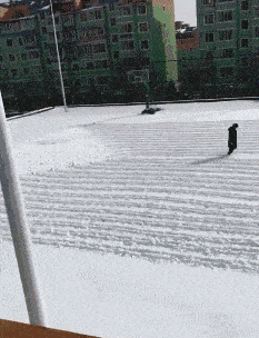 这通宵没白开啊,我能看美女打游戏一晚上