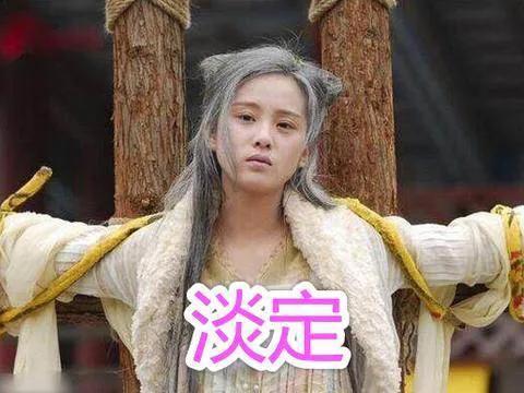 同样在表演捆缚戏,杨幂显露了自己的身材,赵丽颖努力挣扎