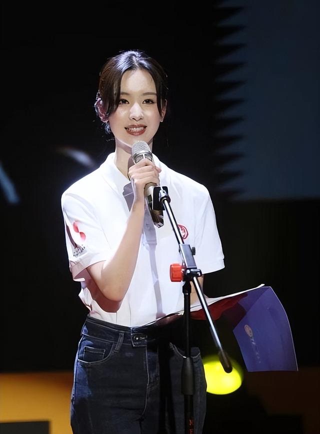 于文文演唱会紧身裤“私处轮廓明显”?引起网友热议,着装艺术?