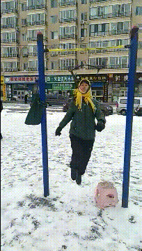 这通宵没白开啊,我能看美女打游戏一晚上