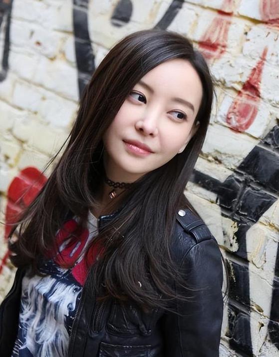 于文文演唱会紧身裤“私处轮廓明显”?引起网友热议,着装艺术?