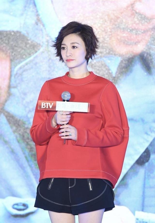 李小冉换了微卷短发减龄10岁,穿红卫衣+短裤+长筒靴,美出高度