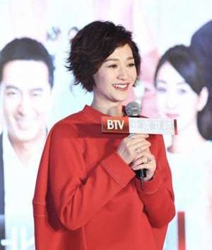 小美女皮肤(李小冉换了微卷短发减龄10岁，穿红卫衣+短裤+长筒靴，美出高度)