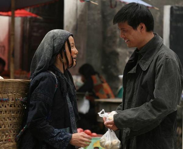 《黑氏》:丑女和3男人的欲望挣扎,刺痛被道德和无能裹挟的女人