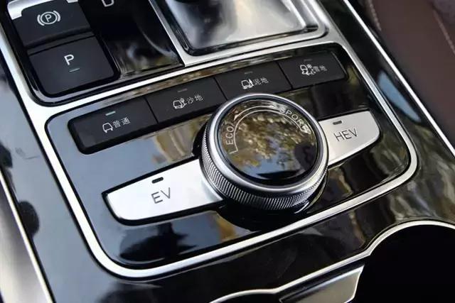 这车25万,能烧水做饭,扭矩达820牛米,三百万揽胜也要认怂