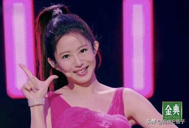 郭书瑶又走性感路线了?晒透视装“三块布”尽显好身材!