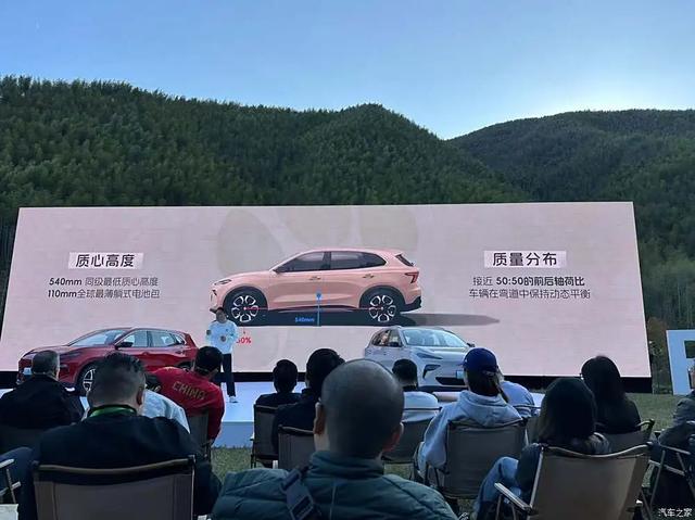 MG ES5 一口价10.39万起!大屏、360全景影像,颤抖吧比亚迪元PLUS