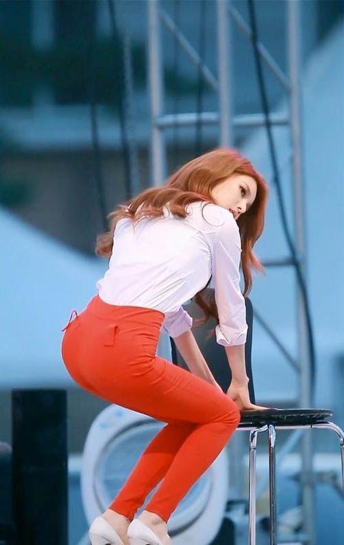 于文文演唱会紧身裤“私处轮廓明显”?引起网友热议,着装艺术?