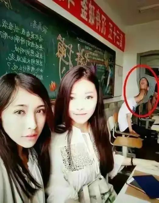 这通宵没白开啊,我能看美女打游戏一晚上