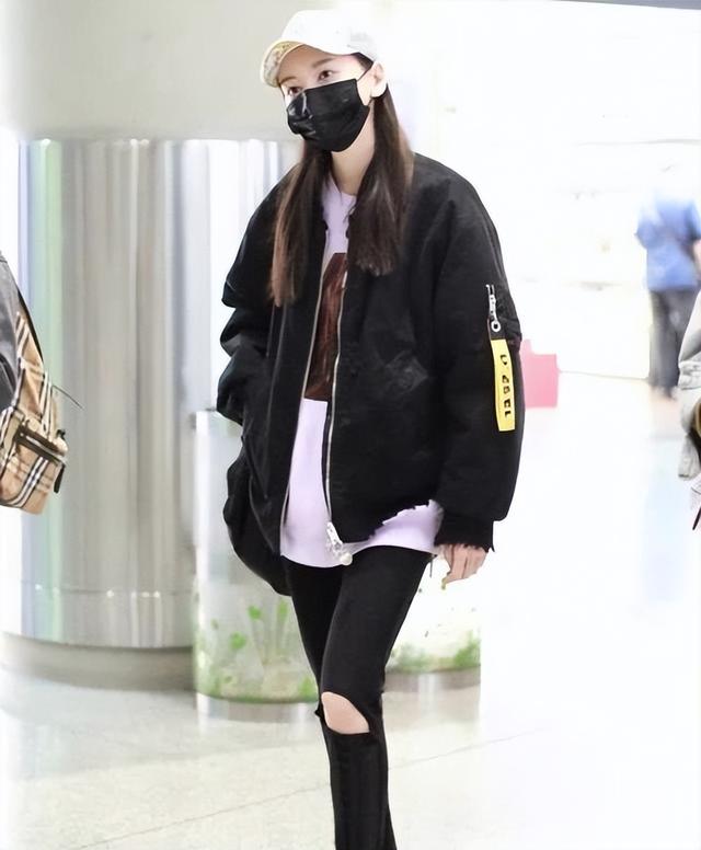 于文文演唱会紧身裤“私处轮廓明显”?引起网友热议,着装艺术?