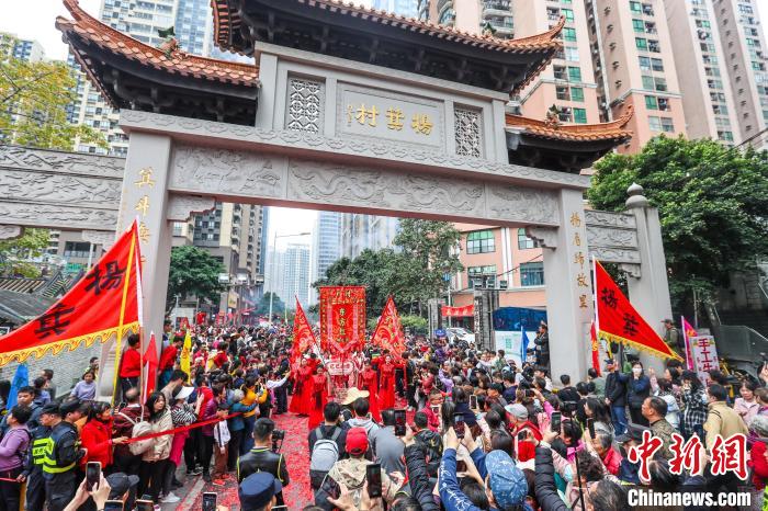 广州闹市中的千年村落举行北帝巡游 逾万人参与