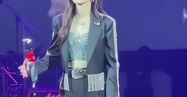 于文文演唱会紧身裤“私处轮廓明显”?引起网友热议,着装艺术?