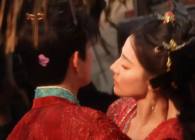 迪丽热巴激情吻戏,对象是京圈太子陈飞宇,尺度太大引发热议!