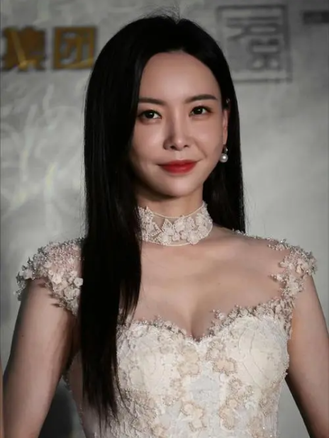 于文文演唱会紧身裤“私处轮廓明显”?引起网友热议,着装艺术?