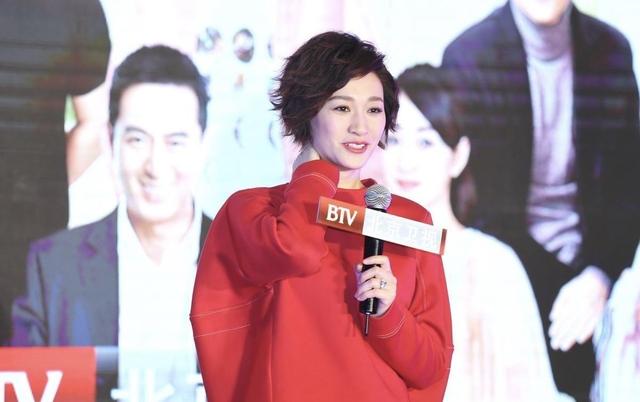 李小冉换了微卷短发减龄10岁,穿红卫衣+短裤+长筒靴,美出高度