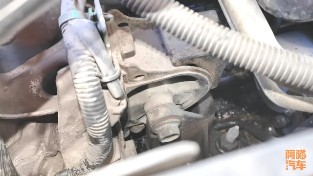 车子跑了十万公里应该做哪些保养,喵哥手把手教你,不要再被坑了